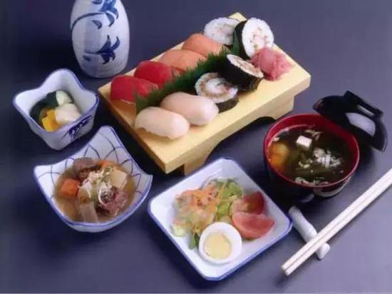 为什么日本人吃一顿饭要用几十个碗?【美食文