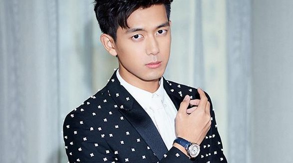 李现西装礼服搭配积家腕表优雅亮相爱奇艺尖叫之夜演唱会
