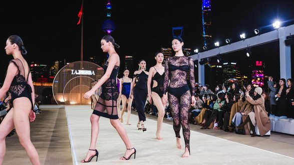 LA PERLA典藏时装秀首次亮相中国，首支品牌纪录片盛大揭幕