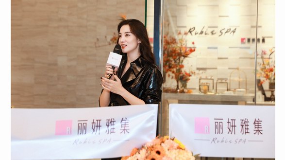 女星宋佳定格耀美时光，为丽妍雅集Rubis SPA瑞虹天地太阳宫店开业剪彩