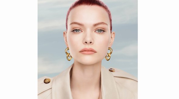 全新 Burberry 风衣粉底液 24小时全天候高能持妆